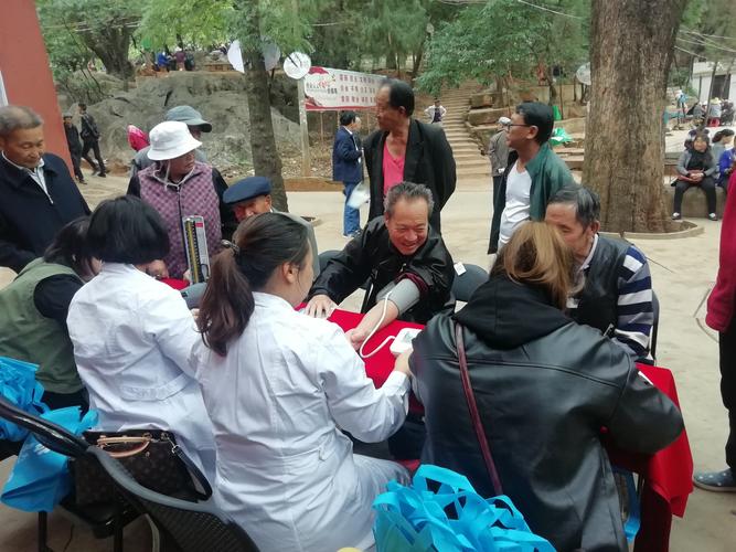 月25日洪天泸西养护院为泸西县秀山公园为老年人免费健康体检咨询活动